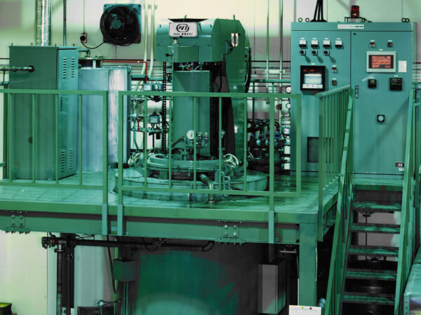 建機メーカー様向け ピット型ガス窒化炉 | 熱処理技術ナビ
