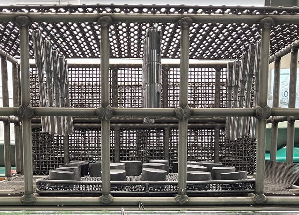 ローラーピッチング試験片のガス浸炭焼き入れ、焼き戻し処理 | 熱処理技術ナビ